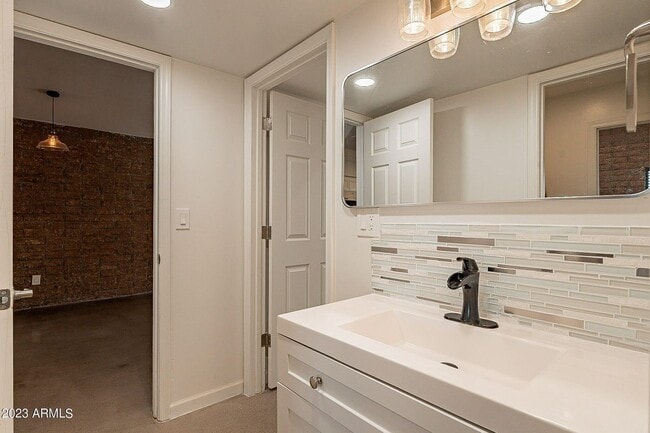 Building Photo - *BEAUTIFUL CONDO - 2br/1.5ba CONDO (44th &...