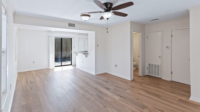 Building Photo - Charming 2-Bedroom Townhome in Desirable P...