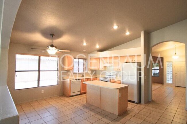 Building Photo - 940 S Lafayette Dr