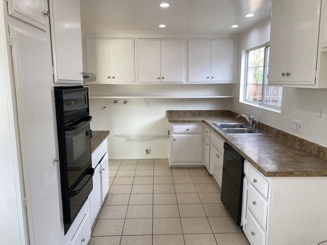 Building Photo - 4 Bedroom 2 Bathroom located in beautiful ...