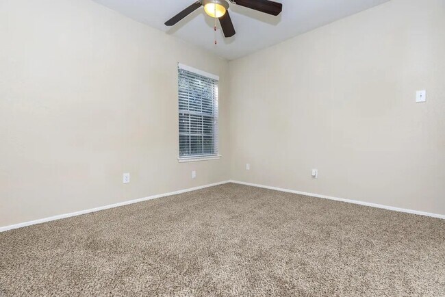 Foto del edificio - Elegant 2-Bedroom Near I-45 – Pets Welcome!