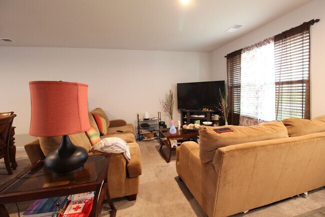 Foto del edificio - 4 Bed, 2.5 Bath Home for Rent with Attache...