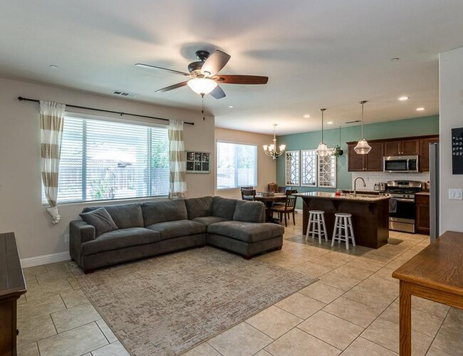Foto del edificio - $2,295 Temperance and Ashlan, Charming 3 B...