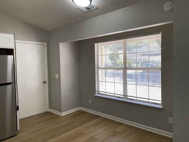 Building Photo - 136 Quail Hollow Dr