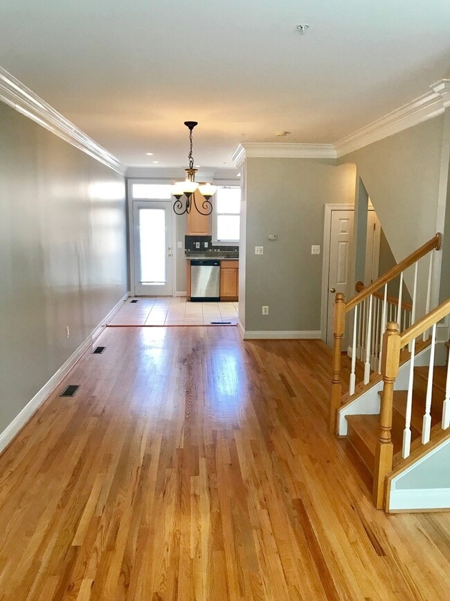 Building Photo - 4 Story Arlington Home / With Garage Parking in Stellar Location!