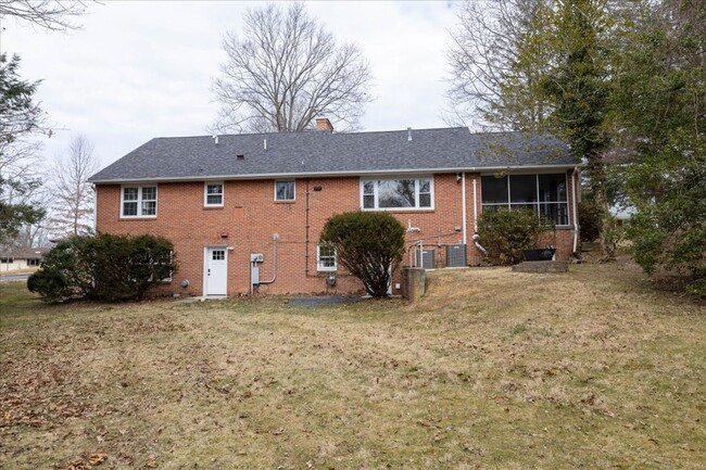 Building Photo - Spacious Blacksburg Home with Utilities In...