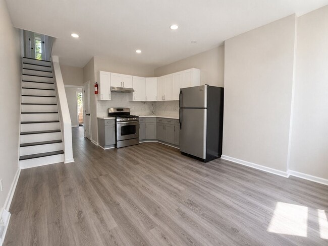 Foto del edificio - Spacious 4 Bedroom Home with Private Backyard & Flexible Living Space