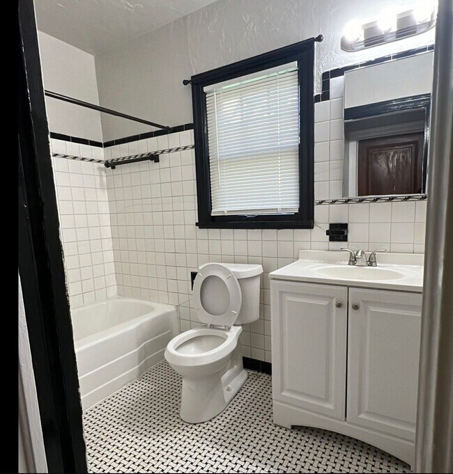 Building Photo - Bethany 1 bedroom 1 bath, new lower price!