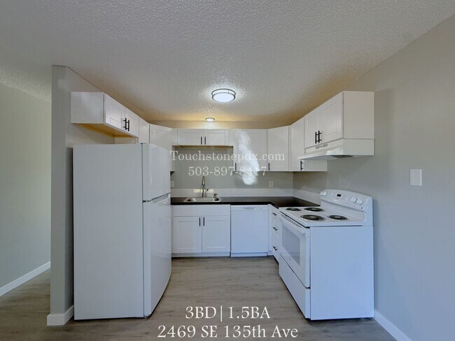 Building Photo - Bright East Portland 3 Bed Apartment Home with Two-Level Layout and Assigned Parking