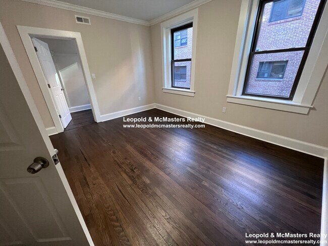 Foto del edificio - 72 Longwood Ave