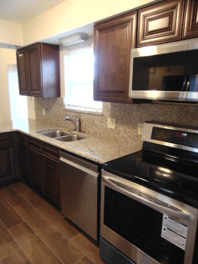Building Photo - For Lease - 2 BR|2 BA w/ 2 Car Garage, Unf...