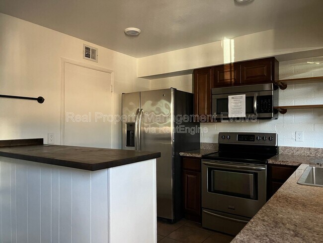 Building Photo - 6565 N 19th Ave