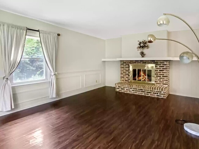 Building Photo - 18335 Chevy Chase St