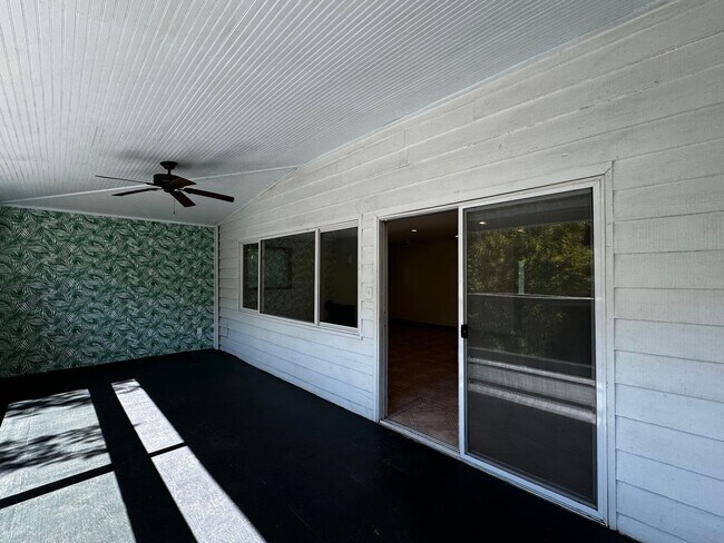 Foto del edificio - 1843 Square Foot River Front two level hom...