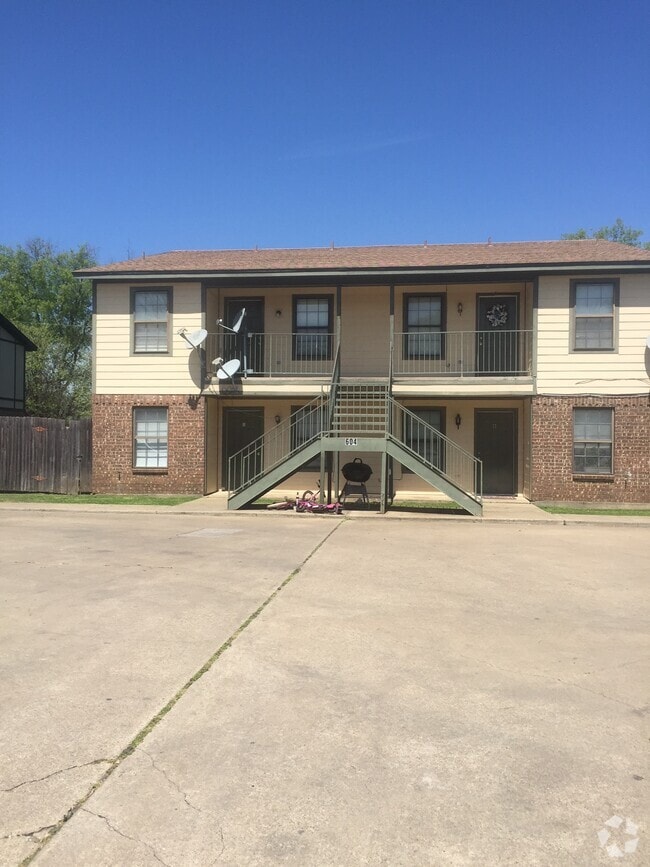 Building Photo - 604 Race St
