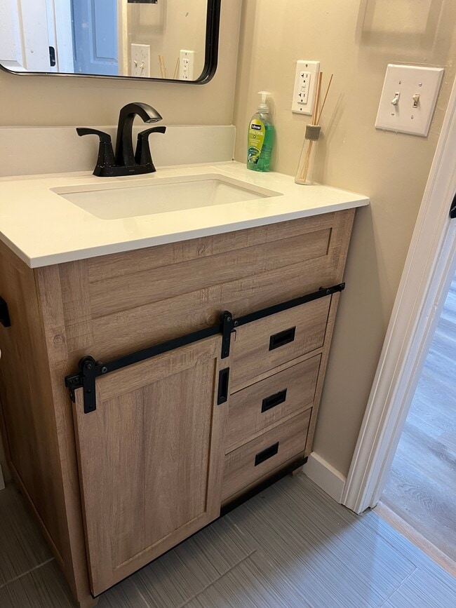 Vanity stylist barn door - 2741 Jones Ave