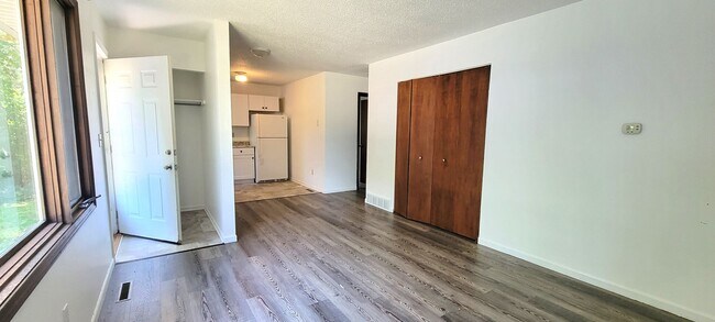 Foto del edificio - 2 BR Duplex in Convenient Neighborhood - PET FRIENDLY