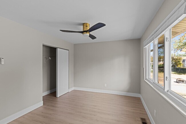 Foto del edificio - 2180 Glenoro Dr