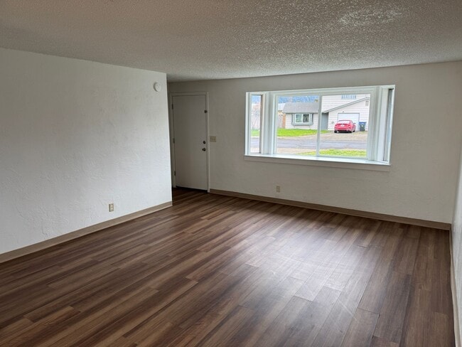 Building Photo - 2 bed 1 1/2 bath duplex in Springfield!