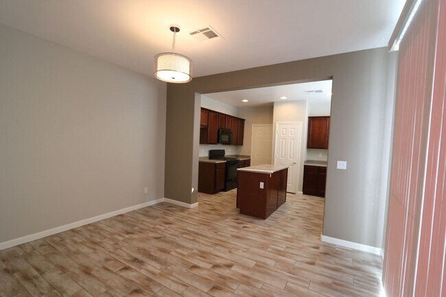Foto del edificio - Beautiful 2 Story 3 Bedroom Home located in the Southwest
