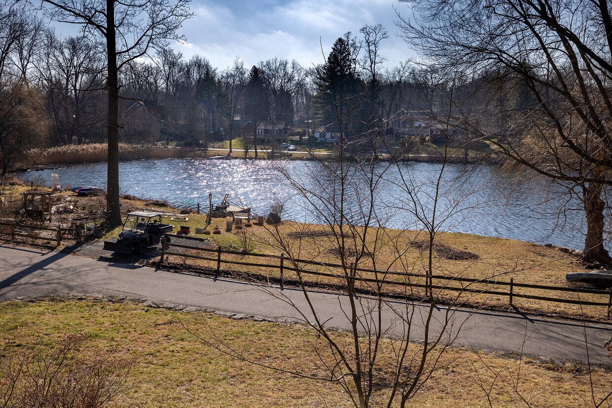 Primary Photo - 16 Crescent Dr