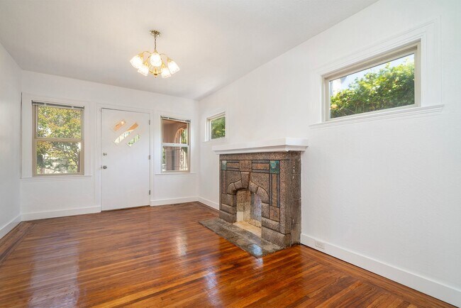 Foto del edificio - Spacious Two Story Albany Home Two Blocks ...