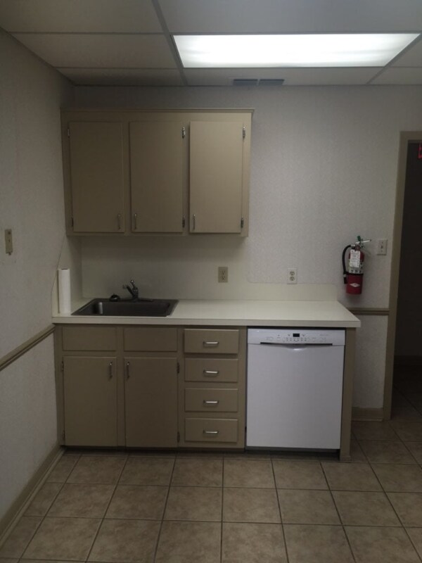 Building Photo - 446 Forest Square