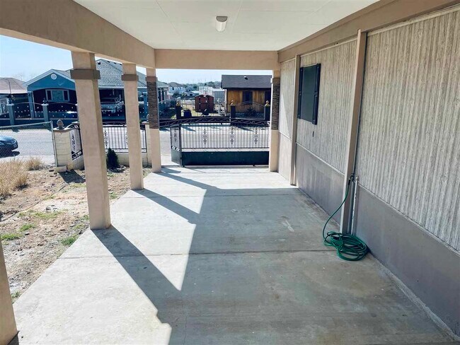 Building Photo - 5003 El Sabinal Ln