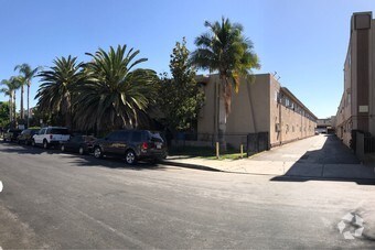 Foto principal - 8220 Langdon Ave