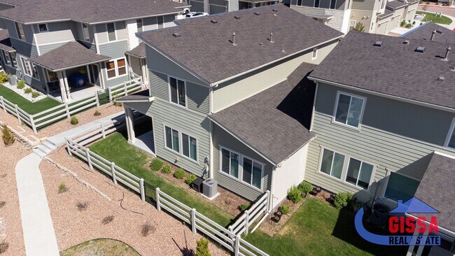 Building Photo - Beautiful, modern townhouse with primary b...