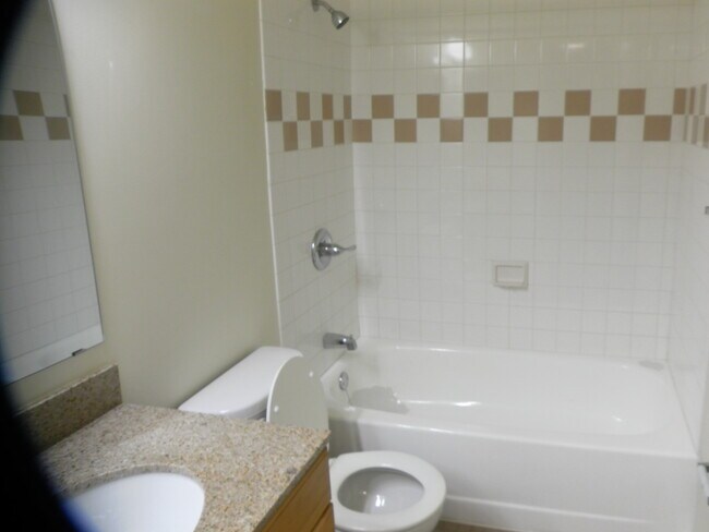 Building Photo - 508 W Queen Ln