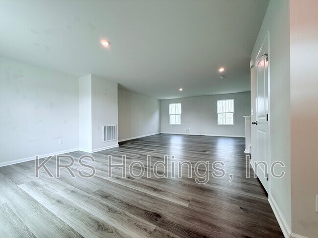 Foto del edificio - 379 Hunting Wood Dr