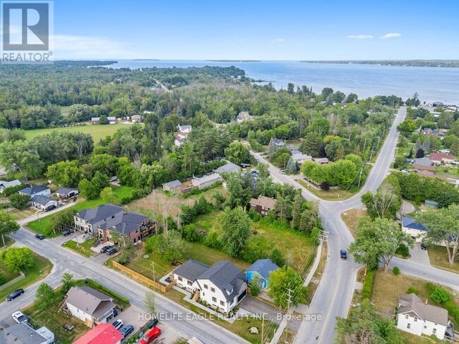 Photo du bâtiment - 1242 Killarney Beach Rd