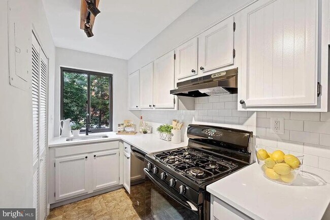 Foto del edificio - 3835 Davis Pl NW