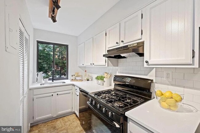 Building Photo - 3835 Davis Pl NW