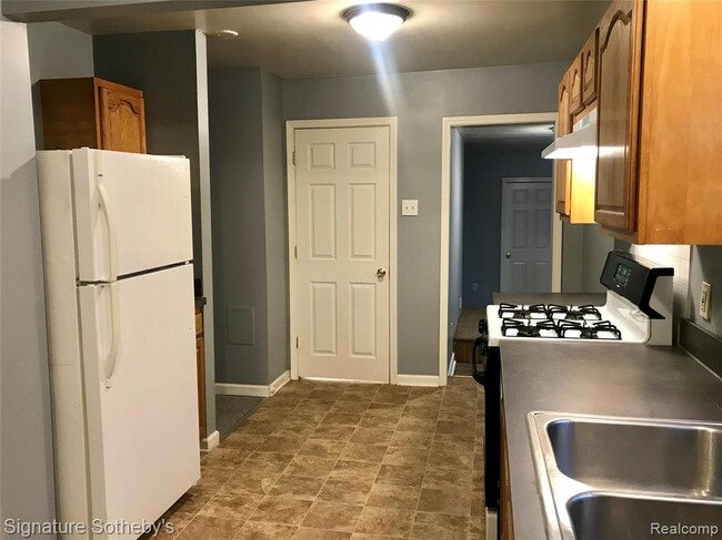Kitchen - view 2 - 46 W Bernhard Ave