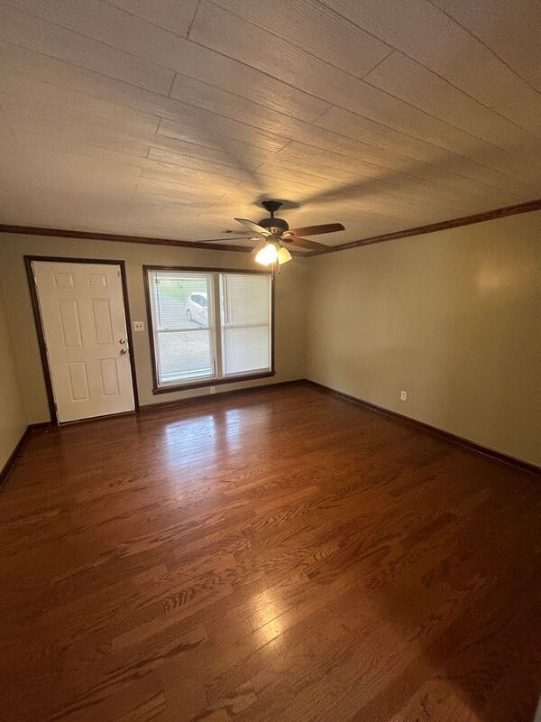 Building Photo - 2145 Roslyn Dr