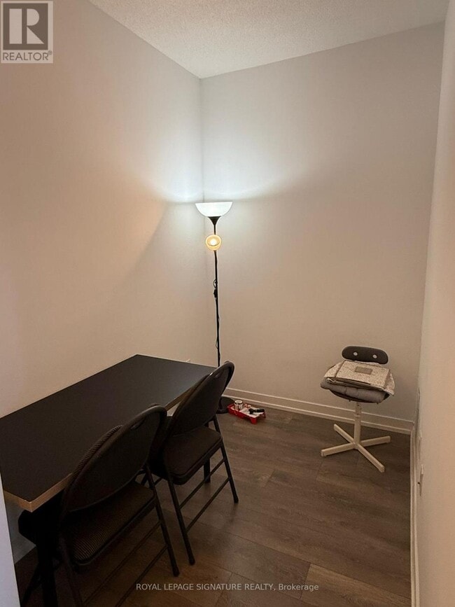 Photo du bâtiment - 2520 Eglinton Ave W