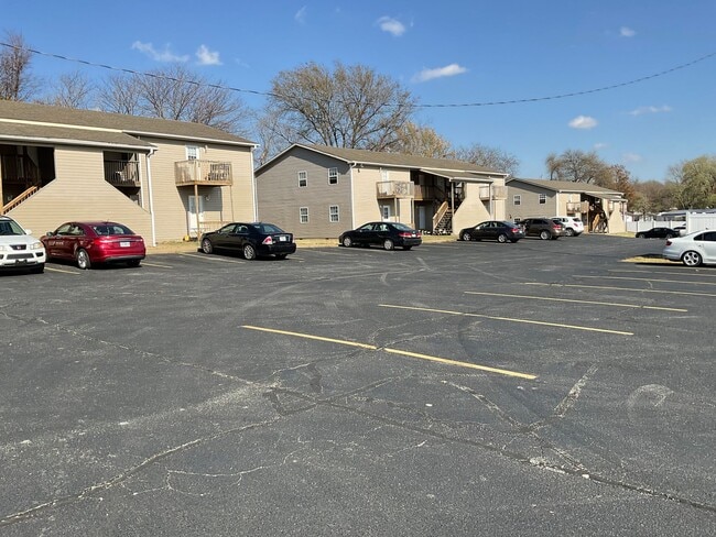 Building Photo - Nice 2BR/1BA Apartment near MSSU Campus in Joplin, MO. upstairs unit!!!