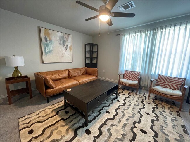 Foto del edificio - 15807 Crissom Ln