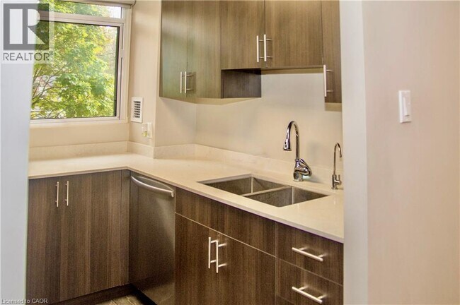 Building Photo - 20 Ellen St E