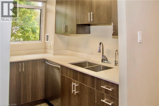 Photo du bâtiment - 20 Ellen St E