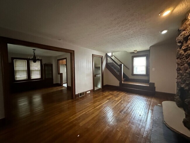 Building Photo - Garfield Heights 2-Bed 1-Bath Single-Famil...
