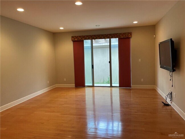 Foto del edificio - 18 E Thornhill Ave