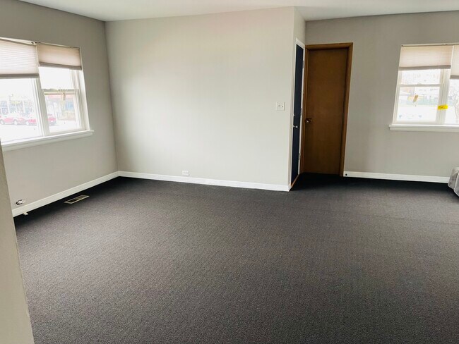 Dining Area - 4725 W Fullerton Ave