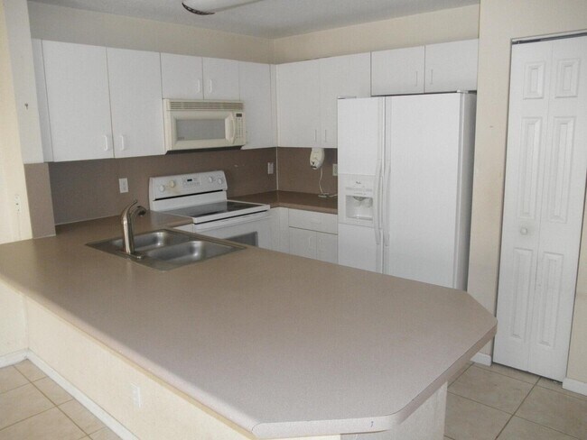 Foto del edificio - 876 Summit Lake Dr