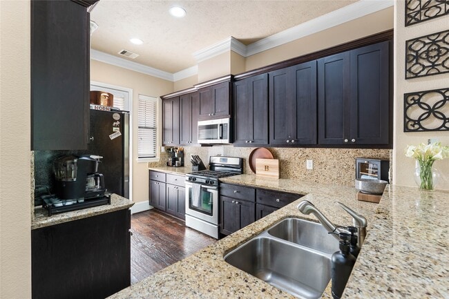 Building Photo - 1045 W 22nd St