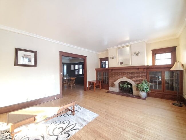 Building Photo - 3 br, 1 bath Apartment - 2960 N Maryland Ave