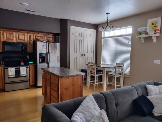 Foto del edificio - 235 Hidden Creek Dr.