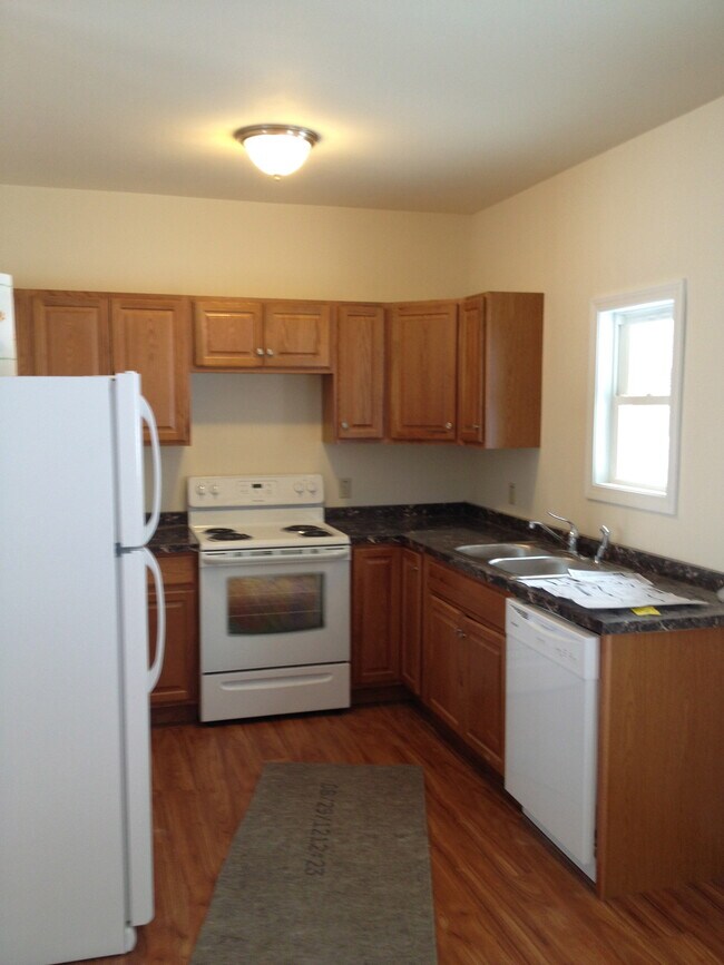 Building Photo - 2003 Main St